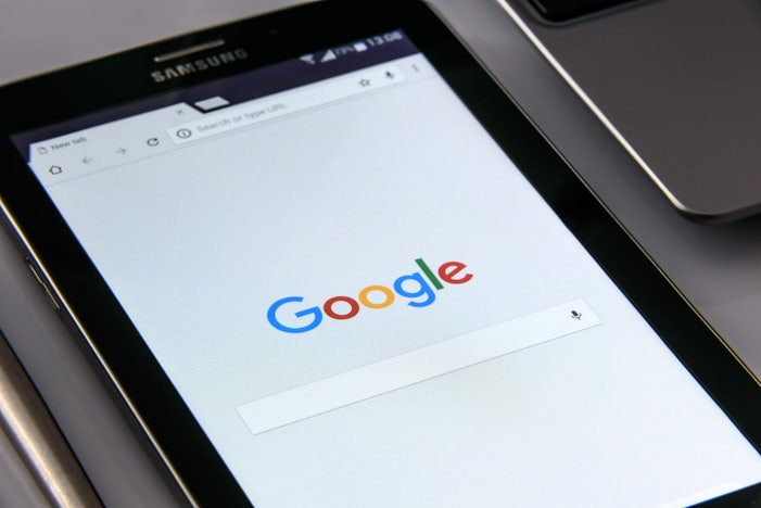 050720211625506496_google-logo-on-a-phone.jpeg